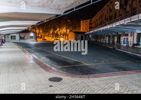LOGRONO, SPANIEN - 30. OKTOBER 2017: Abend am Busbahnhof in Logrono. Stockfoto