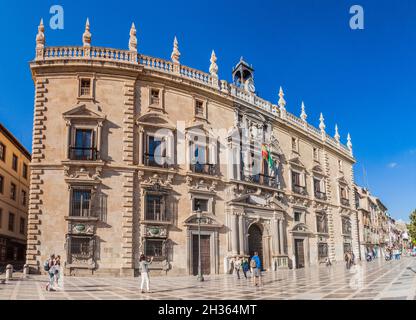 GRANADA, SPANIEN - 1. NOVEMBER 2017: Hoher Gerichtshof Andalusiens auf dem Platz Plaza de Santa Ana in Granada. Stockfoto