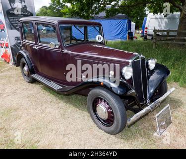 Dreiviertel-Vorderansicht eines Maroon, 1936, Lancia Augusta Tipo 231 Lusso Berlina, ausgestellt auf der London Classic Car Show 2021 Stockfoto