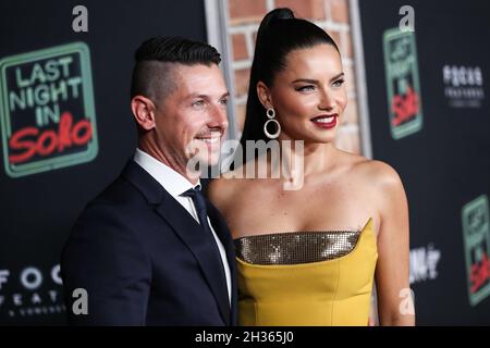 Los Angeles, Usa. Oktober 2021. LOS ANGELES, KALIFORNIEN, USA – 25. OKTOBER: Produzent Andre Lemmers und Freundin/Model Adriana Lima im Azzi- und Osta-Kleid kommen zur Los Angeles Premiere von Focus Features' 'Last Night in Soho', die am 25. Oktober 2021 im Academy Museum of Motion Pictures in Los Angeles, Kalifornien, USA, stattfand. (Foto: Xavier Collin/Image Press Agency/Sipa USA) Quelle: SIPA USA/Alamy Live News Stockfoto