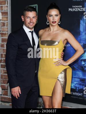 Los Angeles, Usa. Oktober 2021. LOS ANGELES, KALIFORNIEN, USA – 25. OKTOBER: Produzent Andre Lemmers und Freundin/Model Adriana Lima im Azzi- und Osta-Kleid kommen zur Los Angeles Premiere von Focus Features' 'Last Night in Soho', die am 25. Oktober 2021 im Academy Museum of Motion Pictures in Los Angeles, Kalifornien, USA, stattfand. (Foto: Xavier Collin/Image Press Agency/Sipa USA) Quelle: SIPA USA/Alamy Live News Stockfoto