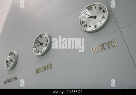 Podgorica, Montenegro, 24. Mai 2009: Uhren in Podgorica Flughafen. Stockfoto