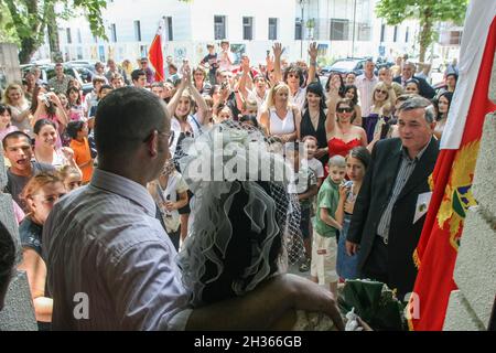 Podgorica, Montenegro, 24. Mai 2009: Ein Ehepaar wird von Verwandten und Freunden vor Podgorica Rathaus begrüßt. Stockfoto