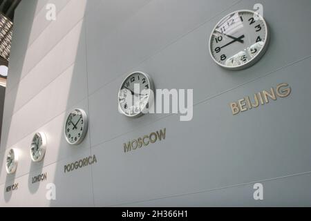 Podgorica, Montenegro, 24. Mai 2009: Uhren in Podgorica Flughafen. Stockfoto