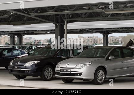 Bukarest, Rumänien, 17. Juni 2009: Renault Autos werden in einem Showroom in Bukarest geparkt. Stockfoto