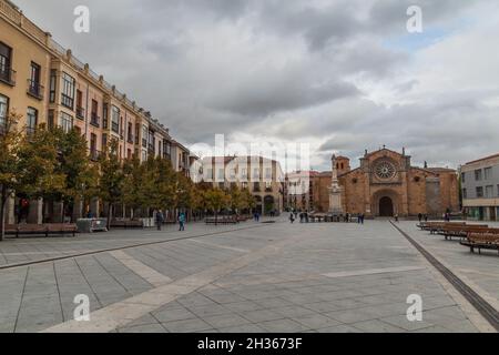 AVILA, SPANIEN - 19. OKTOBER 2017: Platz Santa Teresa de Jesus und San Pedro Apostol Kirche in Avila. Stockfoto