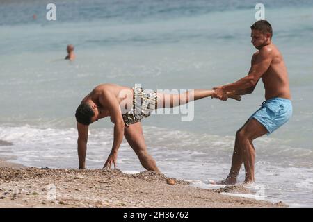 VAMA Veche, Romania, 26. Juni 2009: Zwei Männer am Strand spielen. Stockfoto