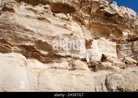 Oberfläche sandiger Felsen. Felsigen Ufer des Kaspischen Meeres. Stockfoto