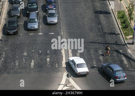 Bukarest, Rumänien, 23. August 2009: Pkw-Verkehr in Bukarest. Stockfoto