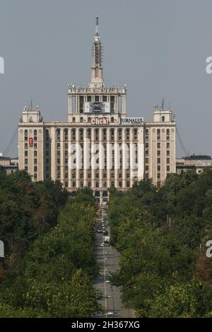 Bukarest, Rumänien, 23. August 2009: Casa Presei Libere (Haus der freien Presse) auch bekannt als Casa Scanteii vom Triumphbogen gesehen. Stockfoto