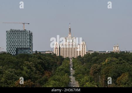 Bukarest, Rumänien, 23. August 2009: Casa Presei Libere (Haus der freien Presse) auch bekannt als Casa Scanteii vom Triumphbogen gesehen. Stockfoto