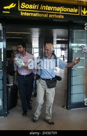 Bukarest, Rumänien, 14. August 2009: Menschen sind Ausfahrt auf der internationalen Ankunftshalle am Henry Coanda Flughafen. Stockfoto