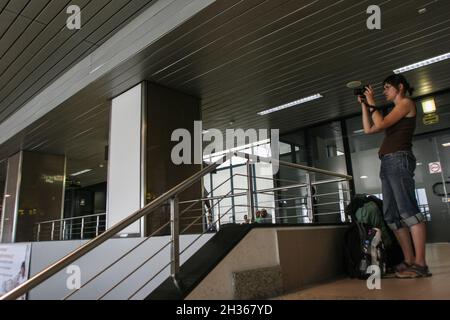 Bukarest, Rumänien, 14. August 2009: Eine Frau ist in der Henry Coanda Flughafen fotografieren. Stockfoto