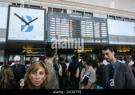 Bukarest, Rumänien, 14. August 2009: Flüge Informationstafel am Henry Coanda Flughafen. Stockfoto