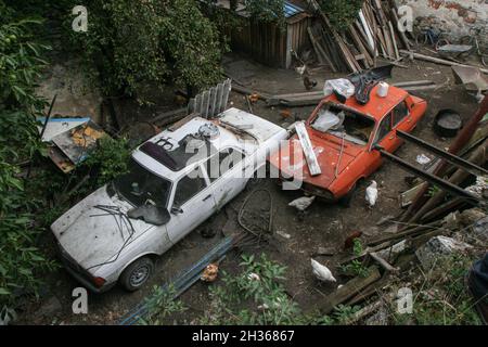 Govadija, Hunedoara Grafschaft, Rumänien, 6. September 2009: verlassene Autos Rosten in einem Hof. Stockfoto