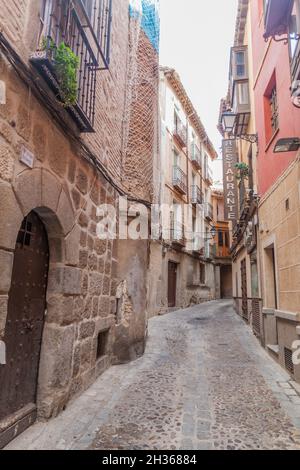 TOLEDO, SPANIEN - 23. OKTOBER 2017: Schmale Straße in der Altstadt von Toledo, Spanien Stockfoto