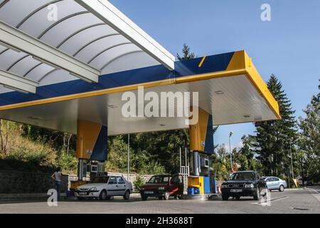 Mures, Rumänien, 27. September 2009: Petrom-Tankstelle Pumpen mit Autos. Stockfoto