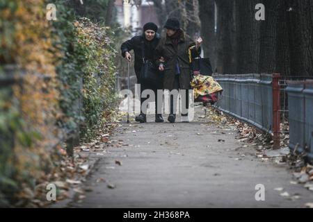 Bukarest, Rumänien, 5. Dezember 2009: Zwei alte Frauen gehen in Bukarest auf der Straße. Stockfoto