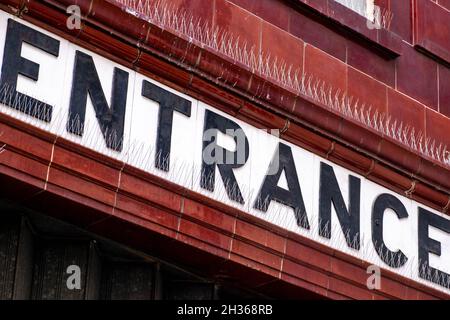 Nahaufnahme Des Eingangszeichens Zur Now Closed And Derelict Aldwych Oder Strand London Underground Station Stockfoto