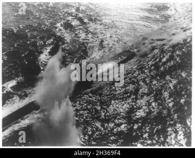 Ein Vintage-Foto aus dem Jahr 1943 eines deutschen U-Bootes vom Typ VII, das von einem amerikanischen Marineflugzeug im Atlantischen Ozean auf der Oberfläche angegriffen wurde Stockfoto