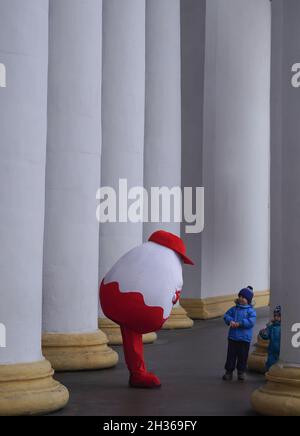 Kiew, Ukraine - 12.20.2020. Mann in rot-weißen lustigen Kostümen, der Kindern Geschichten erzählt. Kinder Joy. Illustratives Editorial. Stockfoto
