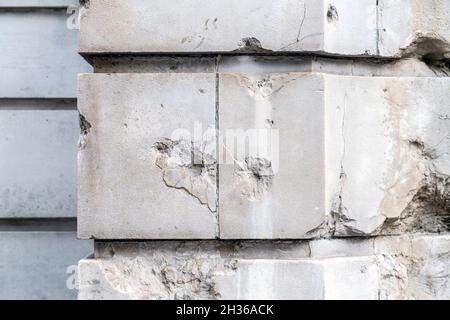 Einschusslöcher und Schäden an der Fassade des Victoria & Albert Museums aus dem Zweiten Weltkrieg, London, Großbritannien Stockfoto