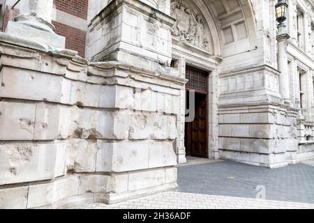 Einschusslöcher und Schäden an der Fassade des Victoria & Albert Museums aus dem Zweiten Weltkrieg, London, Großbritannien Stockfoto