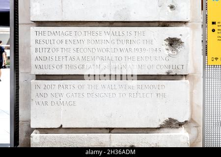 Plakette, Einschusslöcher und Schäden an der Fassade des Victoria & Albert Museums aus dem Zweiten Weltkrieg, London, Großbritannien Stockfoto