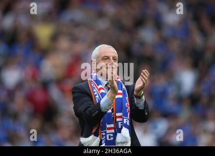 Datei-Foto vom 24-05-2009 von Rangers-Manager Walter Smith applaudiert den Fans während der Siegesparade im Ibrox-Stadion. Walter Smith, ehemaliger Manager von Scotland, Rangers und Everton, ist im Alter von 73 Jahren gestorben, wie die Rangers mitteilten. Ausgabedatum: Dienstag, 26. Oktober 2021. Stockfoto