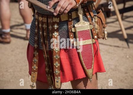 Centurion umgürtet einen Pugio, einen Dolch, der von römischen Soldaten als Seitenarm verwendet wird. Historische Reenactment Stockfoto