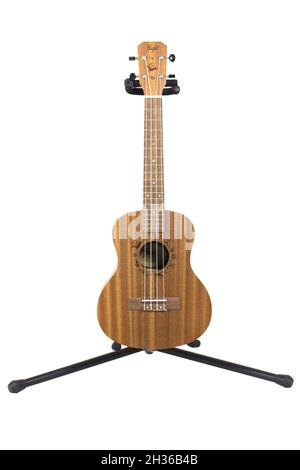 Neue Ukulele-Gitarren auf weißem Hintergrund Stockfoto