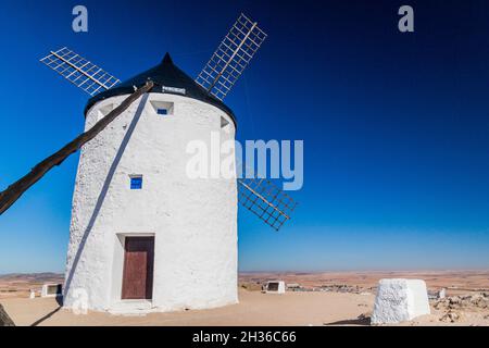 Eine der Windmühlen im Dorf Consuegra, Spanien Stockfoto