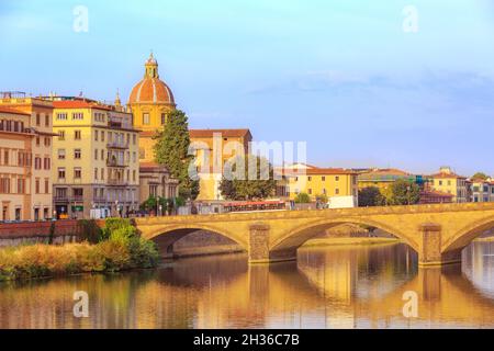 Florenz, Italien - 24. Oktober 2018: Ponte alla Carraia Brücke über den Fluss Arno in der Toskana Stockfoto