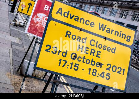 Vorwarnung bei Straßensperrung an der Waterloo Bridge Central London England Großbritannien ohne Personensperrung Stockfoto