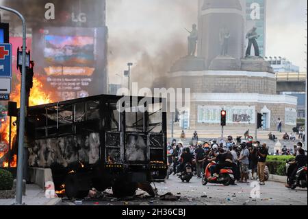 Bangkok, Thailand. August 2021. Gefangenentransportwagen wurde während der Niederschlagung von Demonstranten durch die Polizei von Riot verbrannt, die am Victory Monument einen Impfstoff gegen COVID-19 forderten. (Foto: Adirach Toumlamoon/Pacific Press) Quelle: Pacific Press Media Production Corp./Alamy Live News Stockfoto