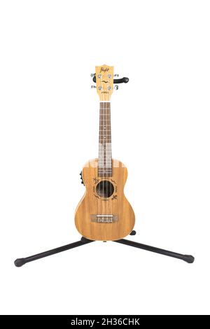 Neue Ukulele-Gitarren auf weißem Hintergrund Stockfoto