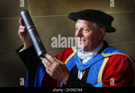 Aktenfoto vom 27-06-2012 des ehemaligen Rangers-Managers Walter Smith, der einen Ehrendoktortitel von der Glasgow Caledonian University erhielt. Walter Smith, ehemaliger Manager von Scotland, Rangers und Everton, ist im Alter von 73 Jahren gestorben, wie die Rangers mitteilten. Ausgabedatum: Dienstag, 26. Oktober 2021. Stockfoto