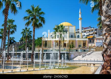 Durres/Albanien- 29. Juli 2020: Stadtbild des albanischen Resorts - Park am zentralen Stadtplatz - SheshiLiria - Brunnen, wunderschöne Architektur, Palmen Stockfoto