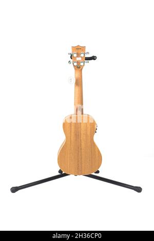 Neue Ukulele-Gitarren auf weißem Hintergrund Stockfoto