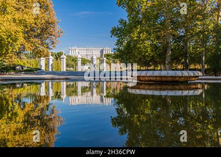 Königspalast in Madrid vom Vargas-Brunnen aus gesehen, Spanien Stockfoto