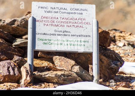 Informationstafel im Parc Natural Comunal de les Valls del Comapedrosa Nationalpark in Andorra Es heißt: Gehen Sie auf den markierten Wegen. Stockfoto