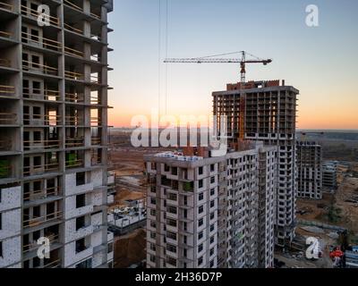 Neue Häuser im Bau, Blick auf den Sonnenuntergang Stockfoto