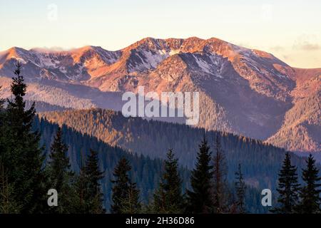 Wunderschöne felsige Bergkette, die von der Morgensonne beleuchtet wird Stockfoto