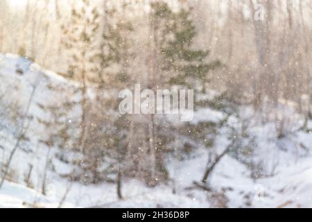 Glänzende Schneeflocken in der Sonne. Abstrakter Winter-Hintergrund Stockfoto