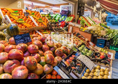 LOGRONO, SPANIEN - 30. OKTOBER 2017: Obst- und Gemüsestände auf dem Zentralmarkt in Logrono. Stockfoto