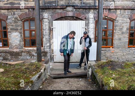 Harrachov, Tschechische Republik. Oktober 2021. Inhaber Frantisek Novosad, links, weist einen Arbeiter in der Glasfabrik und Brauerei Novosad & Son Harrachov, Region Liberec, Tschechische Republik, am Dienstag, den 26. Oktober, 2021. Kredit: VIT Cerny/CTK Photo/Alamy Live News Stockfoto