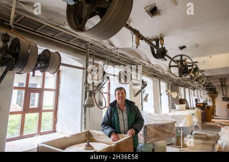 Harrachov, Tschechische Republik. Oktober 2021. Inhaber Frantisek Novosad stellt sich in der Glasfabrik und Brauerei Novosad & Son Harrachov, Region Liberec, Tschechische Republik, am Dienstag, den 26. Oktober, 2021. Kredit: VIT Cerny/CTK Photo/Alamy Live News Stockfoto