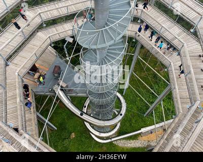 LIPNO, TSCHECHISCHE REPUBLIK - 04. Jul 2021: Eine Aufnahme von Treppen am Baumkronengang in Lipno, Tschechische Republik. Stockfoto