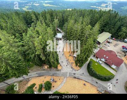 LIPNO, TSCHECHISCHE REPUBLIK - 04. Jul 2021: Eine Aufnahme eines Baumwipfelpfades in Lipno. Stockfoto