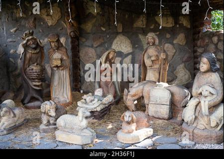 Weihnachtskrippe mit Holzfiguren Stockfoto